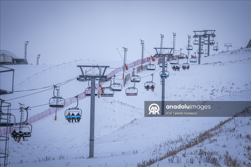 Palandöken Kayak Merkezi'ndeki bazı pistlerde kayak yapılmaya başlandı