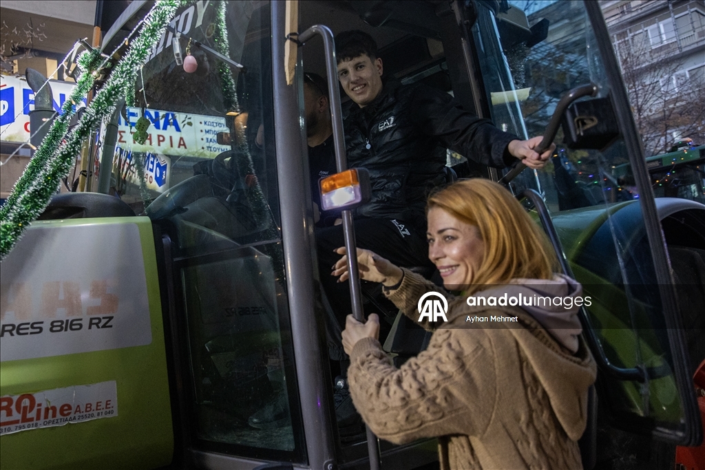 Греческие фермеры провели акцию протеста у офисов депутатов правящей партии