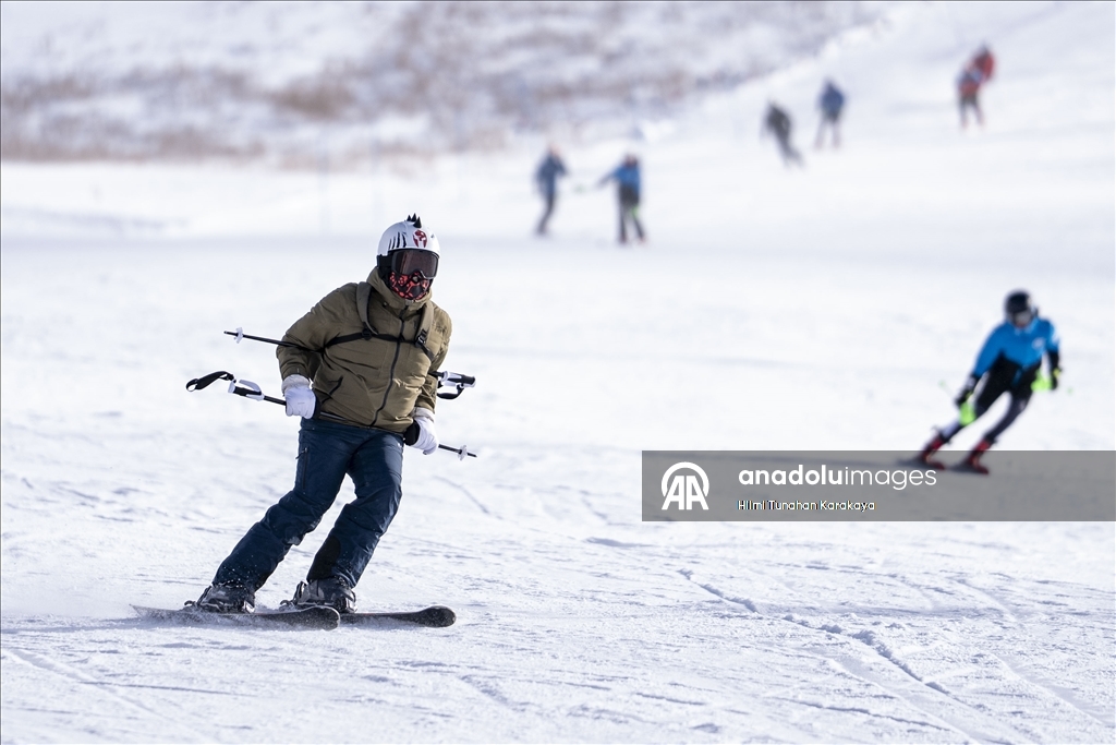 Palandöken Kayak Merkezi'ndeki bazı pistlerde kayak yapılmaya başlandı