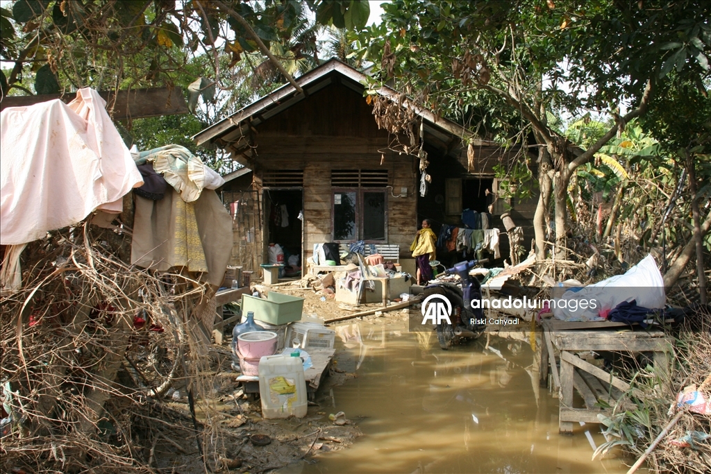 В объективы камер попали последствия наводнений и оползней в Индонезии