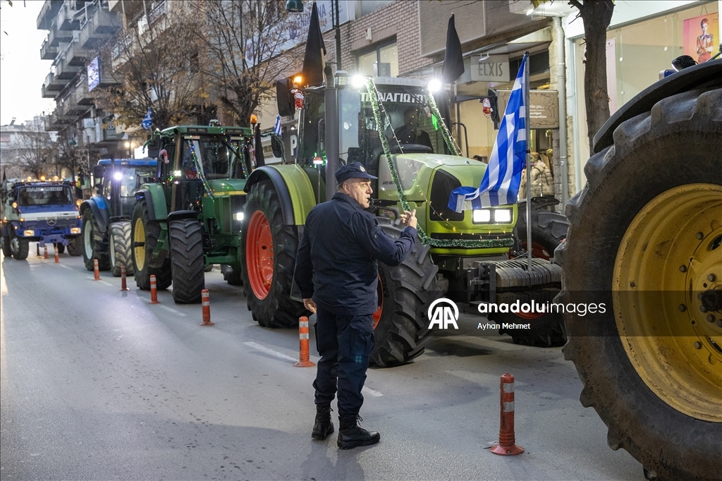 Греческие фермеры провели акцию протеста у офисов депутатов правящей партии