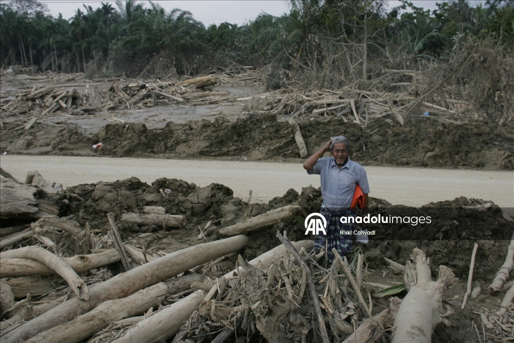 В объективы камер попали последствия наводнений и оползней в Индонезии