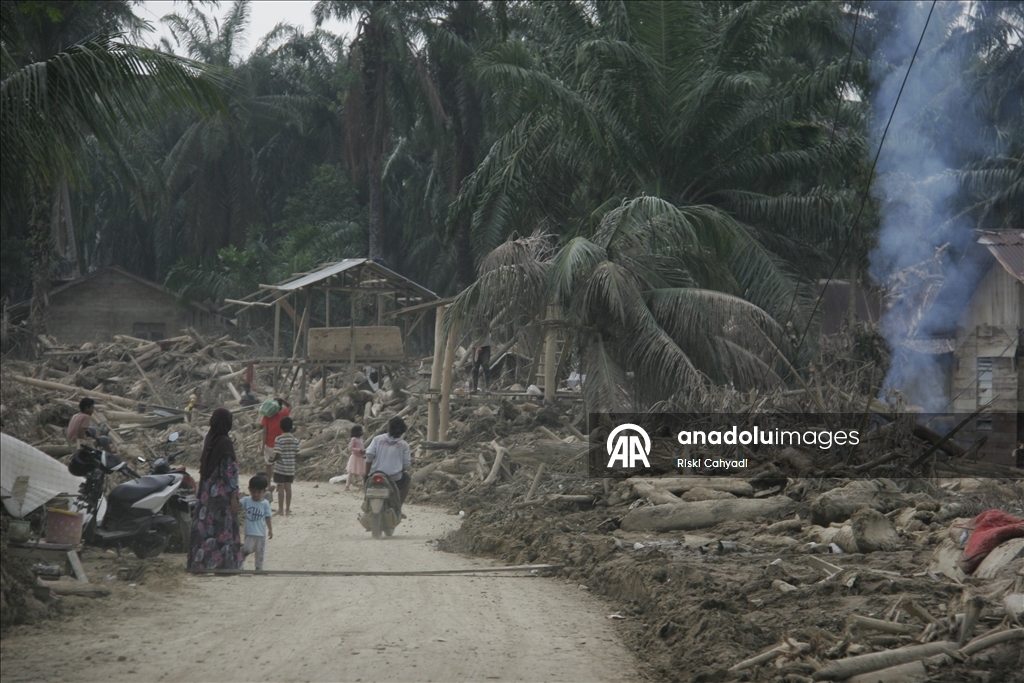 В объективы камер попали последствия наводнений и оползней в Индонезии