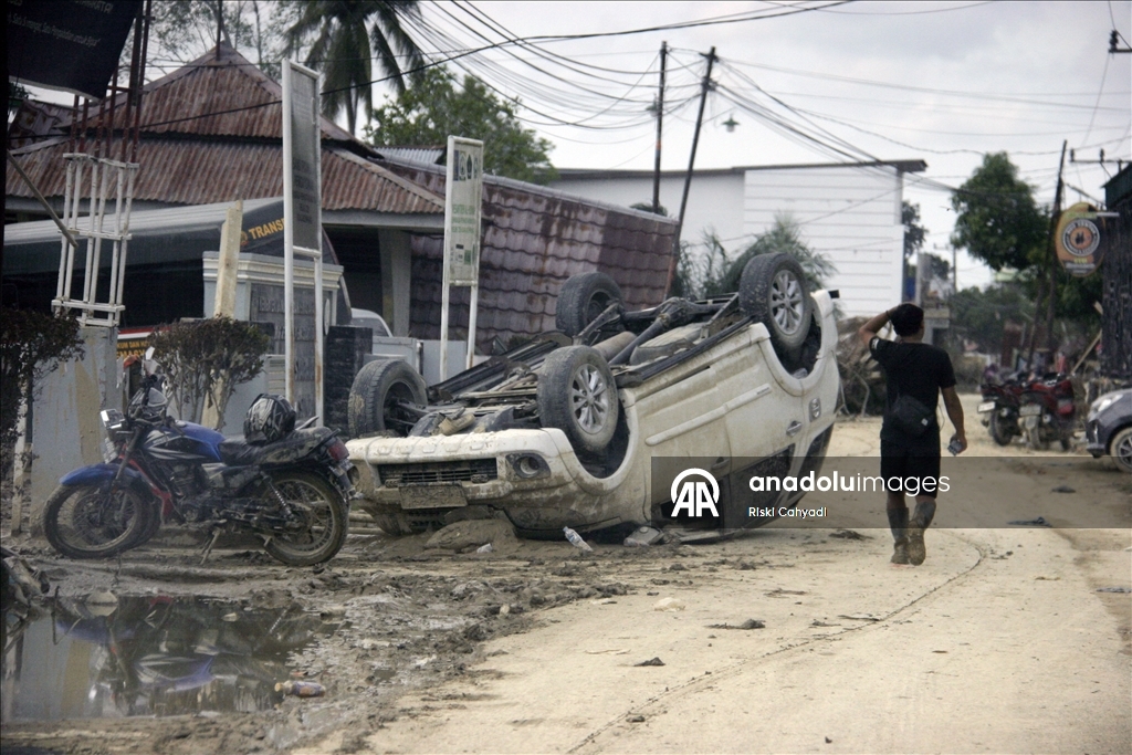 В объективы камер попали последствия наводнений и оползней в Индонезии
