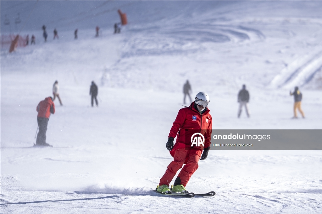 Palandöken Kayak Merkezi'ndeki bazı pistlerde kayak yapılmaya başlandı