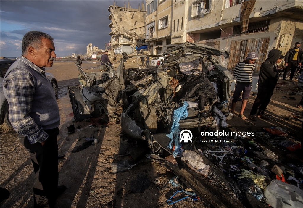  İsrail'in Gazze'de bir araca düzenlediği hava saldırısında 4 Filistinli hayatını kaybetti