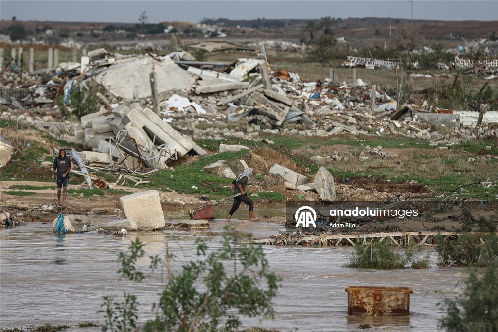 Gazze’de yağışlar yerinden edilenlerin yaşamını zorlaştırdı
