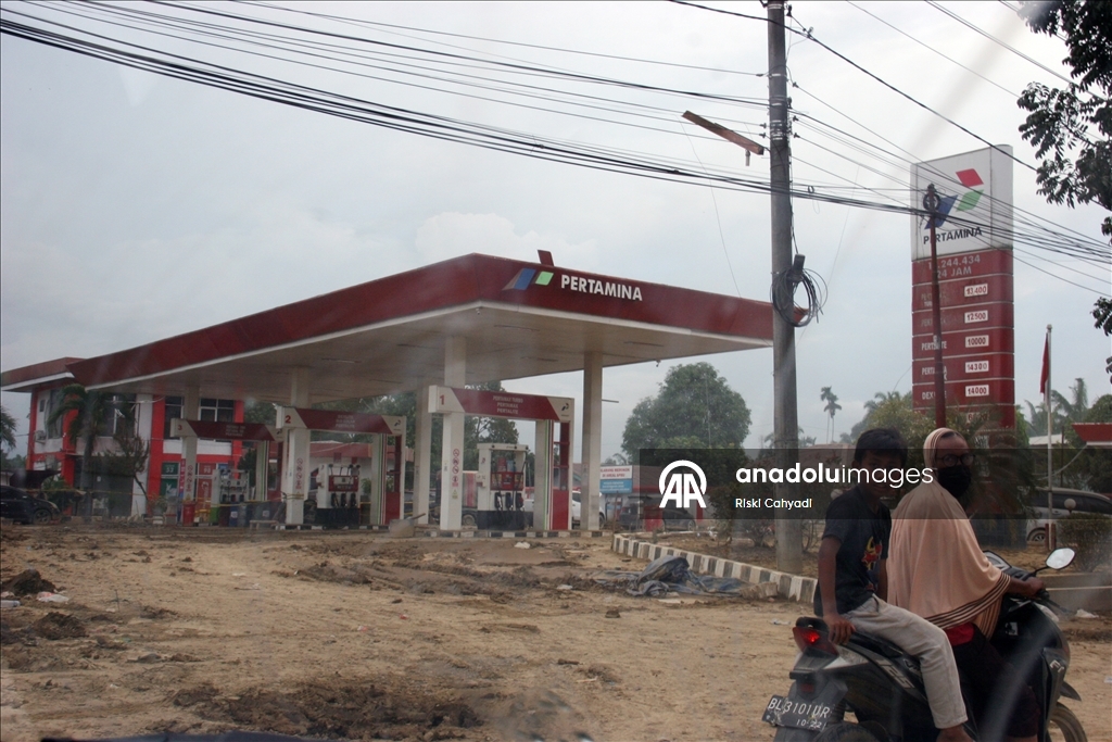 В объективы камер попали последствия наводнений и оползней в Индонезии