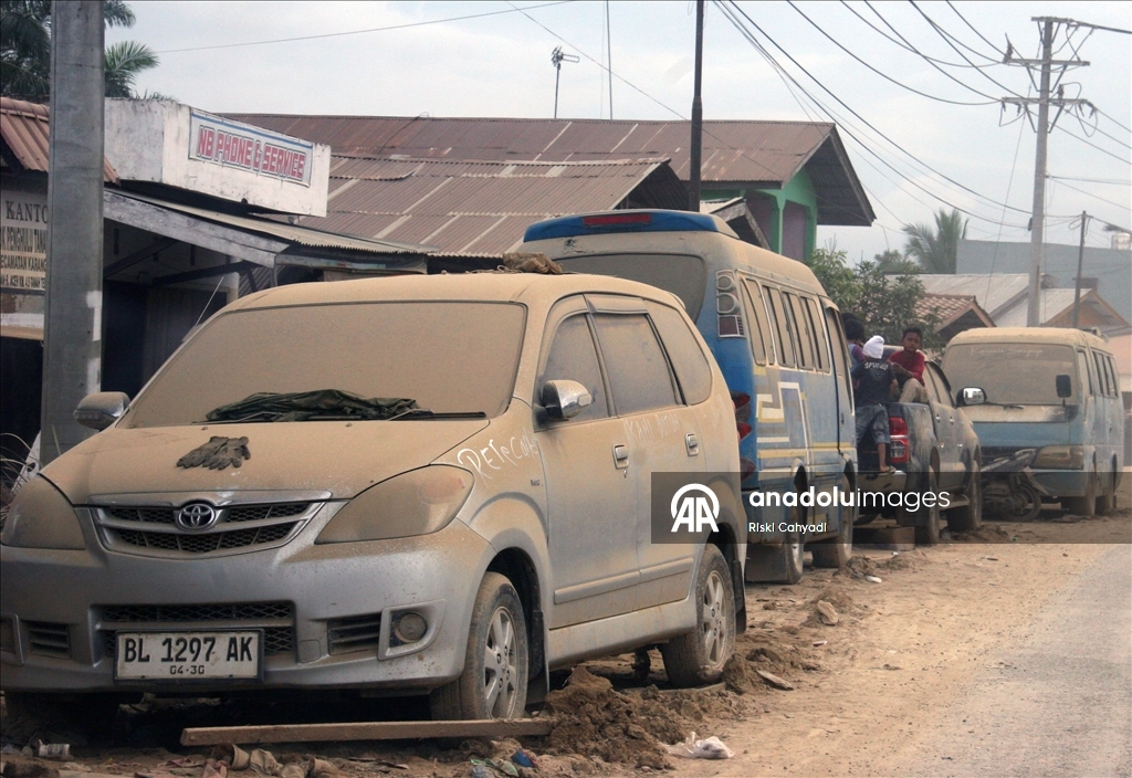 В объективы камер попали последствия наводнений и оползней в Индонезии