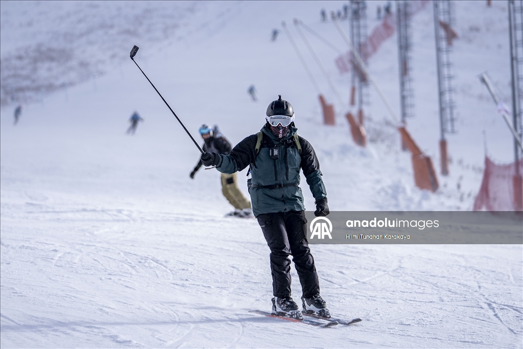 Palandöken Kayak Merkezi'ndeki bazı pistlerde kayak yapılmaya başlandı