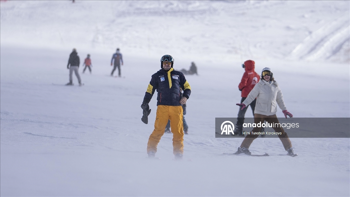 Palandöken Kayak Merkezi'ndeki bazı pistlerde kayak yapılmaya başlandı