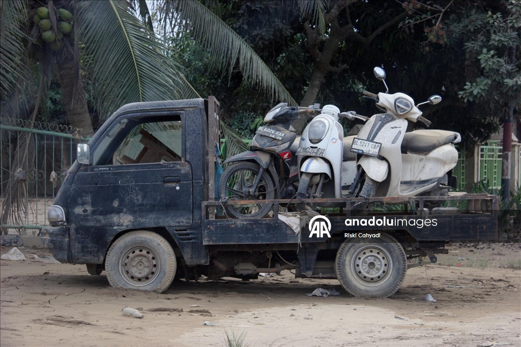 В объективы камер попали последствия наводнений и оползней в Индонезии