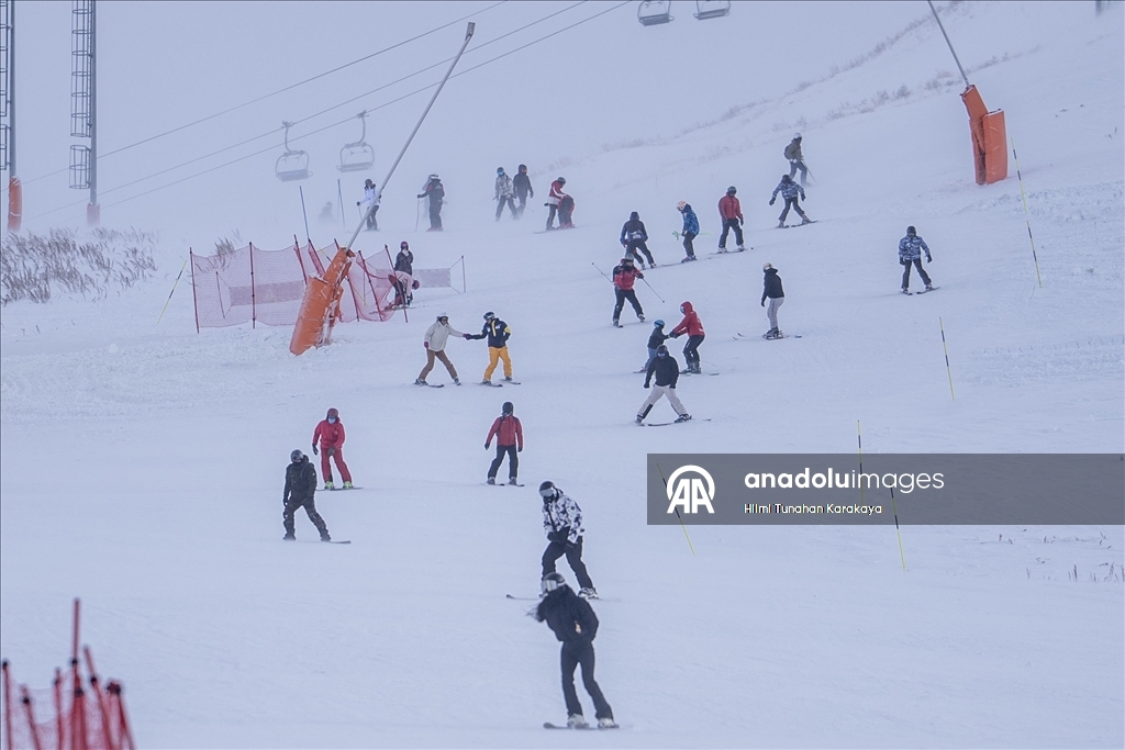 Palandöken Kayak Merkezi'ndeki bazı pistlerde kayak yapılmaya başlandı