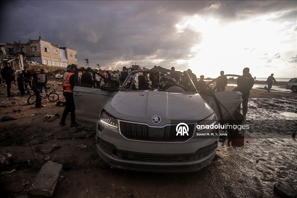  İsrail'in Gazze'de bir araca düzenlediği hava saldırısında 4 Filistinli hayatını kaybetti