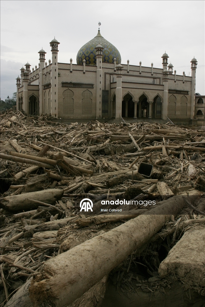 В объективы камер попали последствия наводнений и оползней в Индонезии
