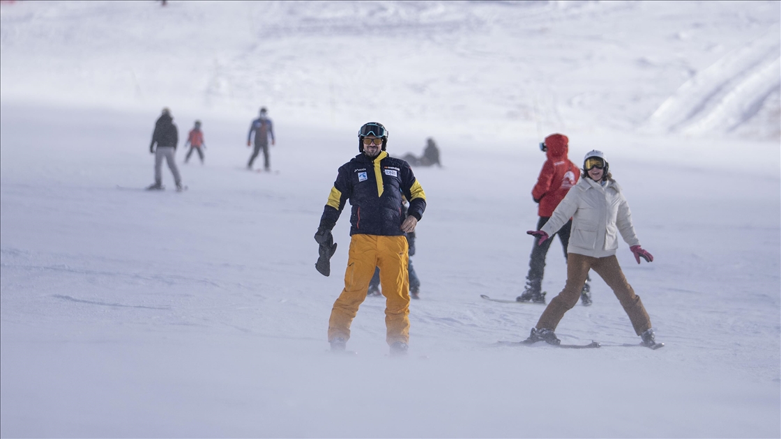Palandöken Kayak Merkezi'ndeki bazı pistlerde kayak yapılmaya başlandı