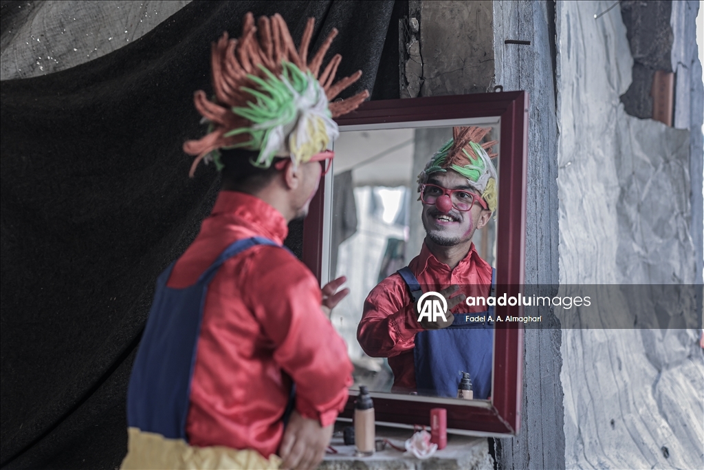 Gazze’de Ahmed Ebu Seker, kayıplarına rağmen çocuklara umut oluyor