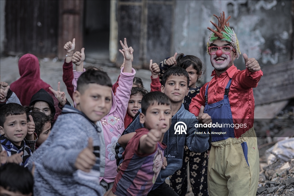 Gazze’de Ahmed Ebu Seker, kayıplarına rağmen çocuklara umut oluyor
