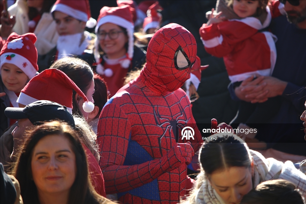 Priština trčala za humanost: Održan jubilarni mini-maraton "Trči Djeda Mraze"