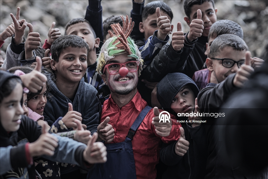 Gazze’de Ahmed Ebu Seker, kayıplarına rağmen çocuklara umut oluyor