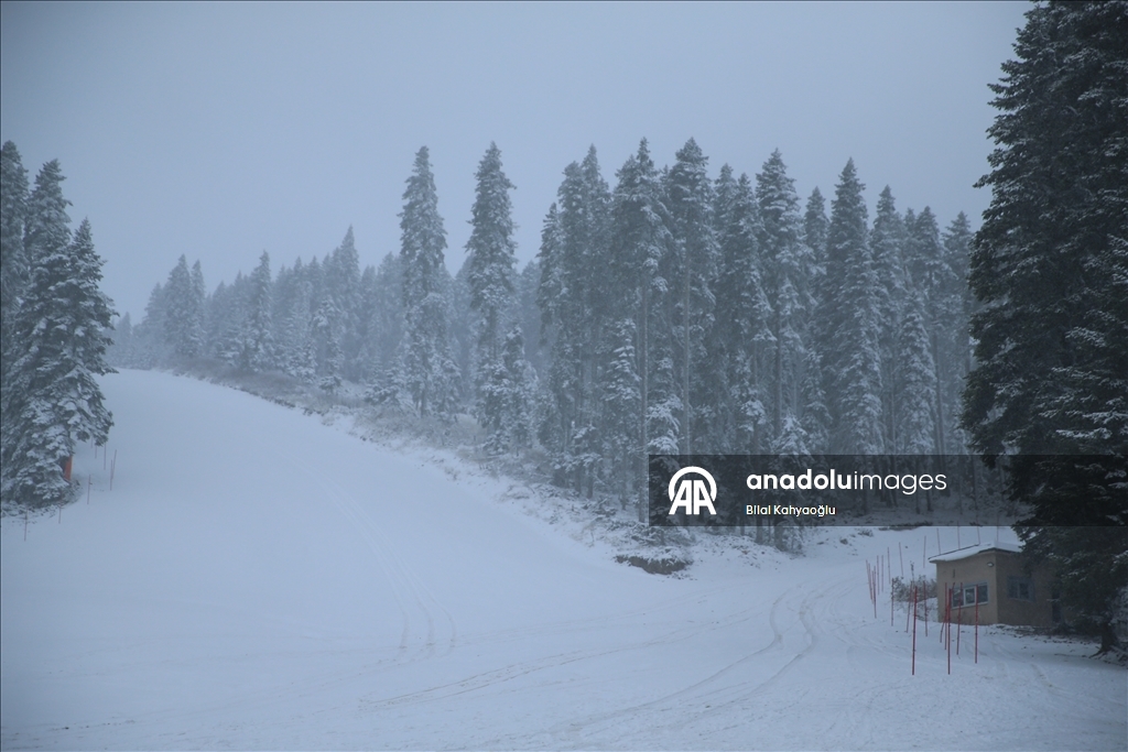 Yurduntepe Kayak Merkezi'nde kar yağışı etkili oldu