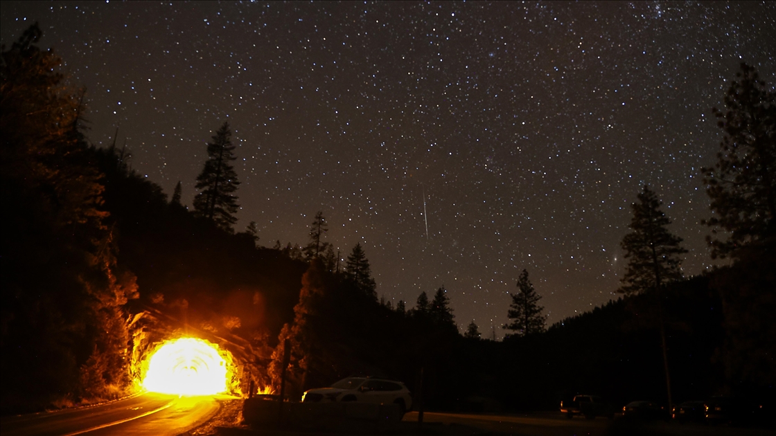 Yosemite Ulusal Parkı'nda Geminid meteor yağmuru