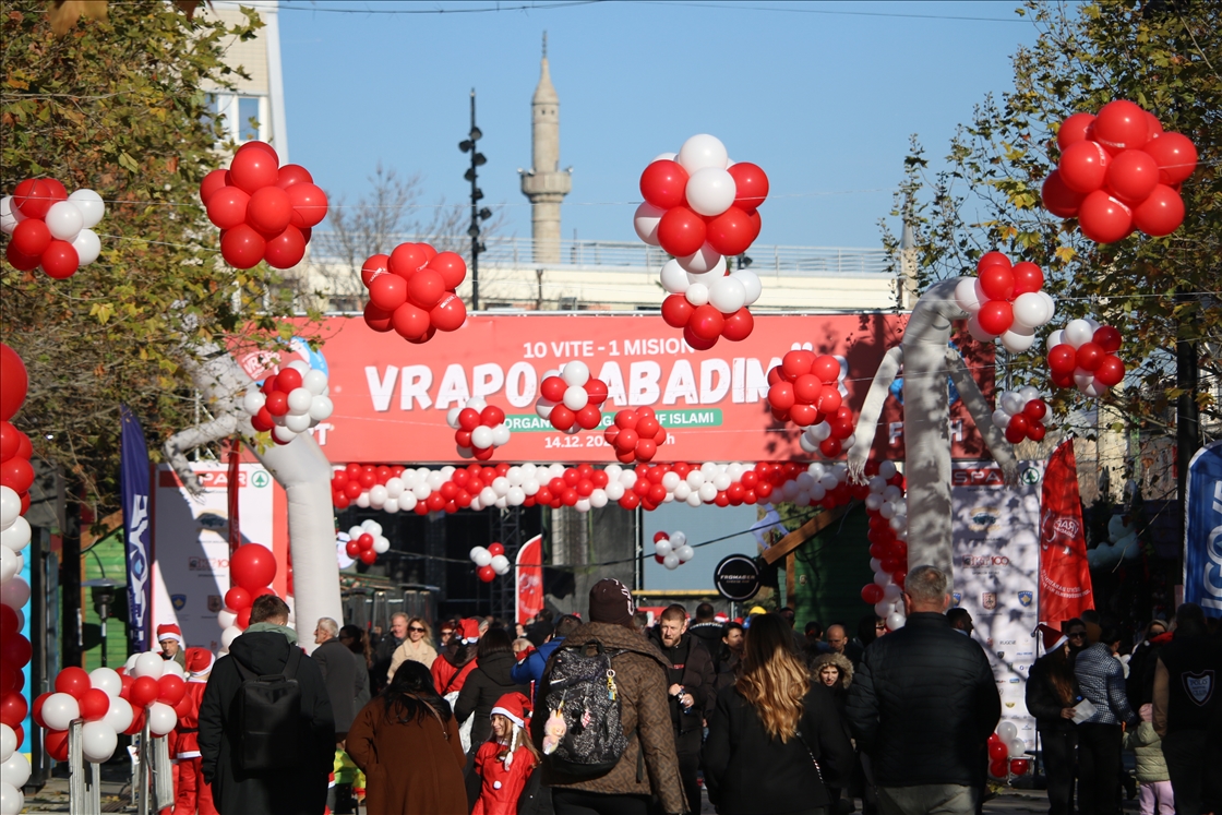 Priština trčala za humanost: Održan jubilarni mini-maraton "Trči Djeda Mraze"