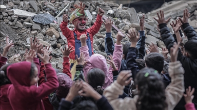 Gazze’de Ahmed Ebu Seker, kayıplarına rağmen çocuklara umut oluyor