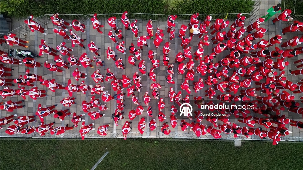 بالزي الأحمر.. مكسيكو سيتي تحتضن "سباق بابا نويل"