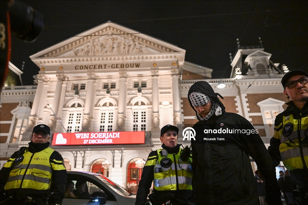 Amsterdam'da Hanuka konseri öncesi protestoda polis ile göstericiler arasında arbede yaşandı