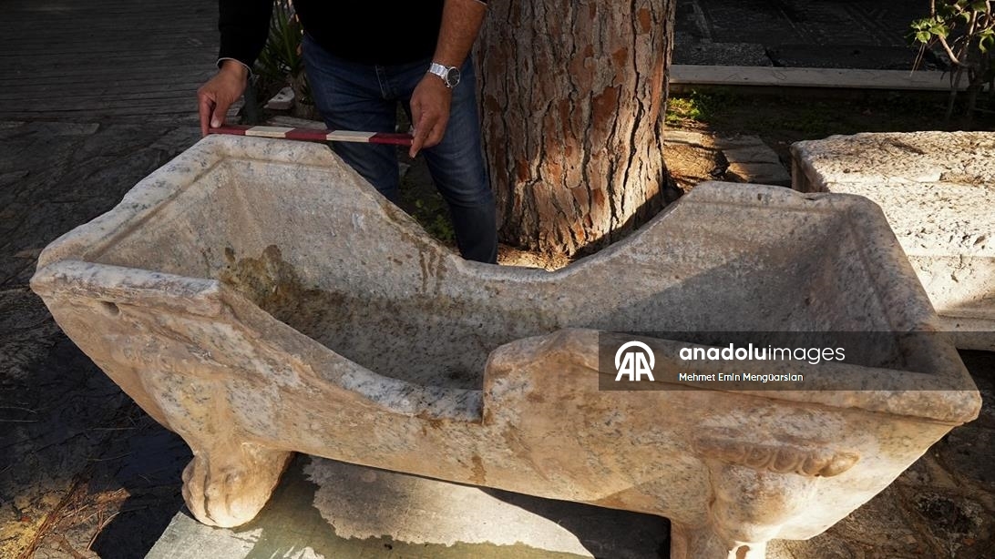 Romalı seçkinlerin kullandığı mermer küvet çeşme yalağına çevrilmiş