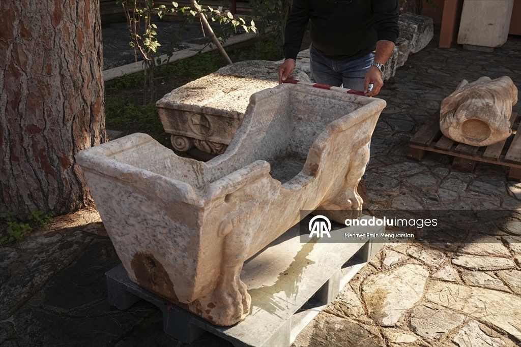 Romalı seçkinlerin kullandığı mermer küvet çeşme yalağına çevrilmiş