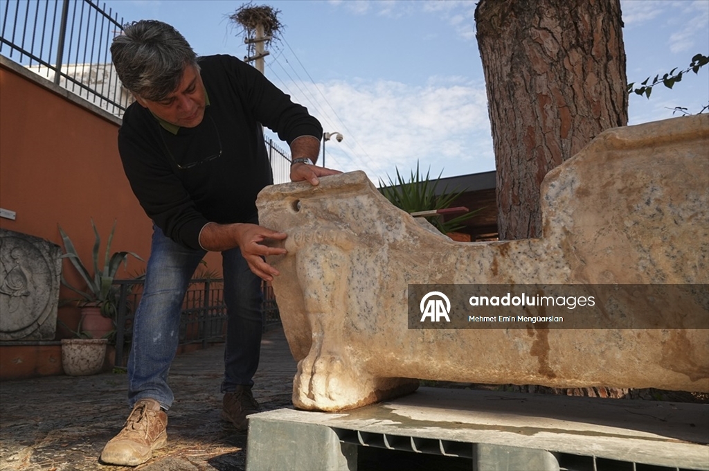 Romalı seçkinlerin kullandığı mermer küvet çeşme yalağına çevrilmiş