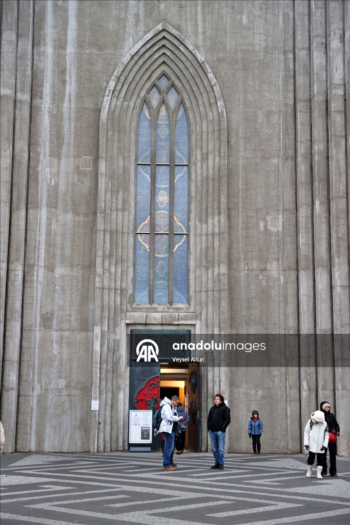 الأطول في آيسلندا.. كنيسة هالغريمسكيركيا تلفت الأنظار بتصميمها البركاني