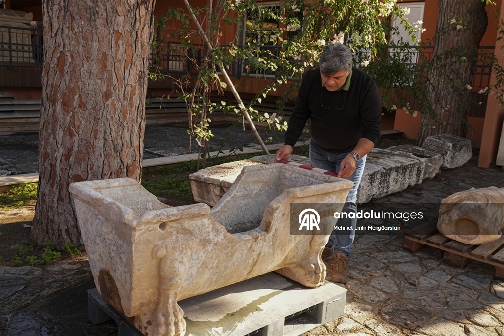 Romalı seçkinlerin kullandığı mermer küvet çeşme yalağına çevrilmiş