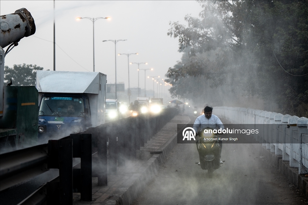 Hindistan’ın başkenti Yeni Delhi’de hava kirliliği tehlikeli seviyeye yaklaştı