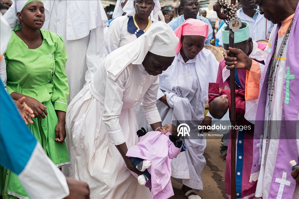 “Baby Tossing” ritual in Nairobi's Kibera