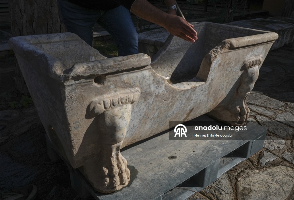 Romalı seçkinlerin kullandığı mermer küvet çeşme yalağına çevrilmiş