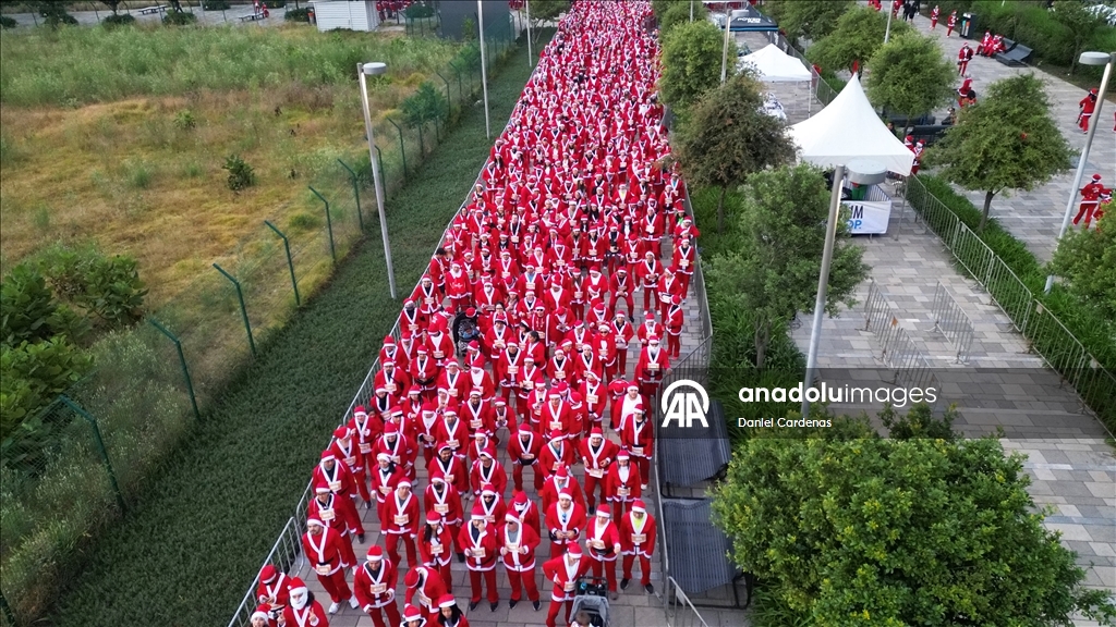 بالزي الأحمر.. مكسيكو سيتي تحتضن "سباق بابا نويل"