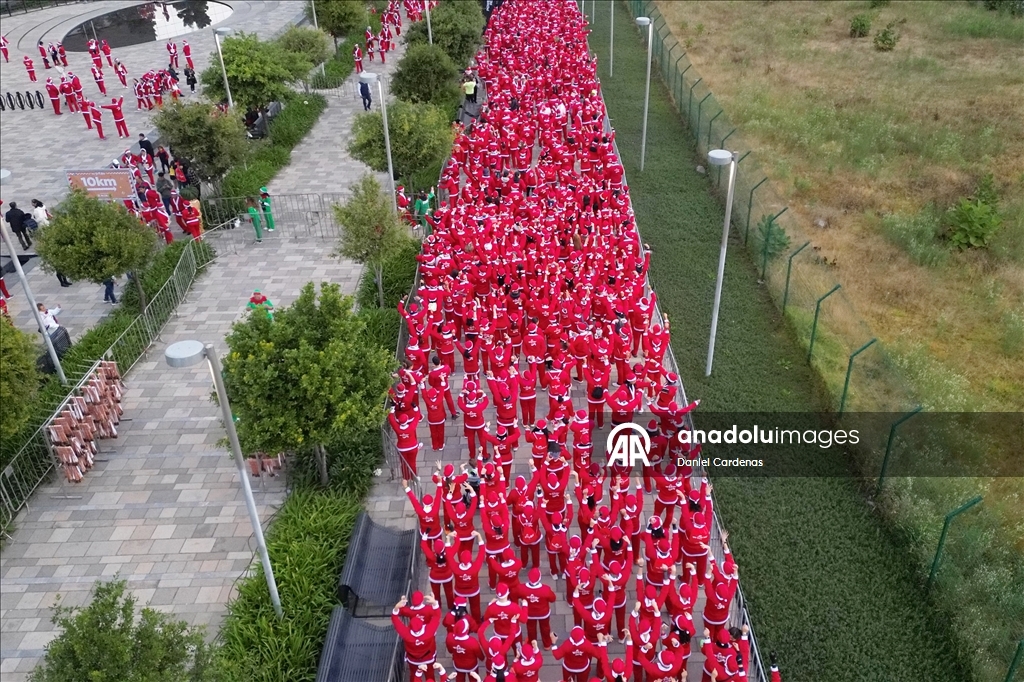 بالزي الأحمر.. مكسيكو سيتي تحتضن "سباق بابا نويل"