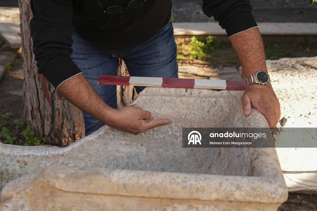 Romalı seçkinlerin kullandığı mermer küvet çeşme yalağına çevrilmiş