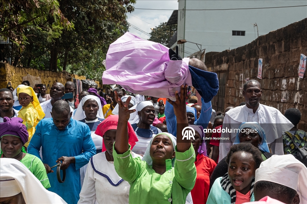 “Baby Tossing” ritual in Nairobi's Kibera