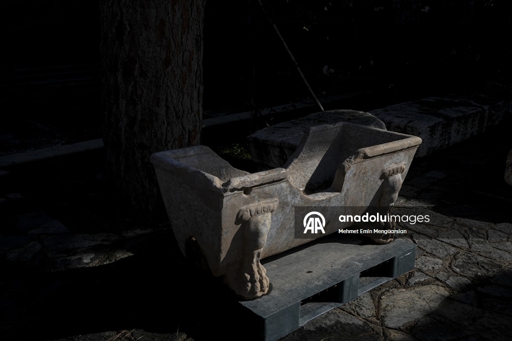 Romalı seçkinlerin kullandığı mermer küvet çeşme yalağına çevrilmiş