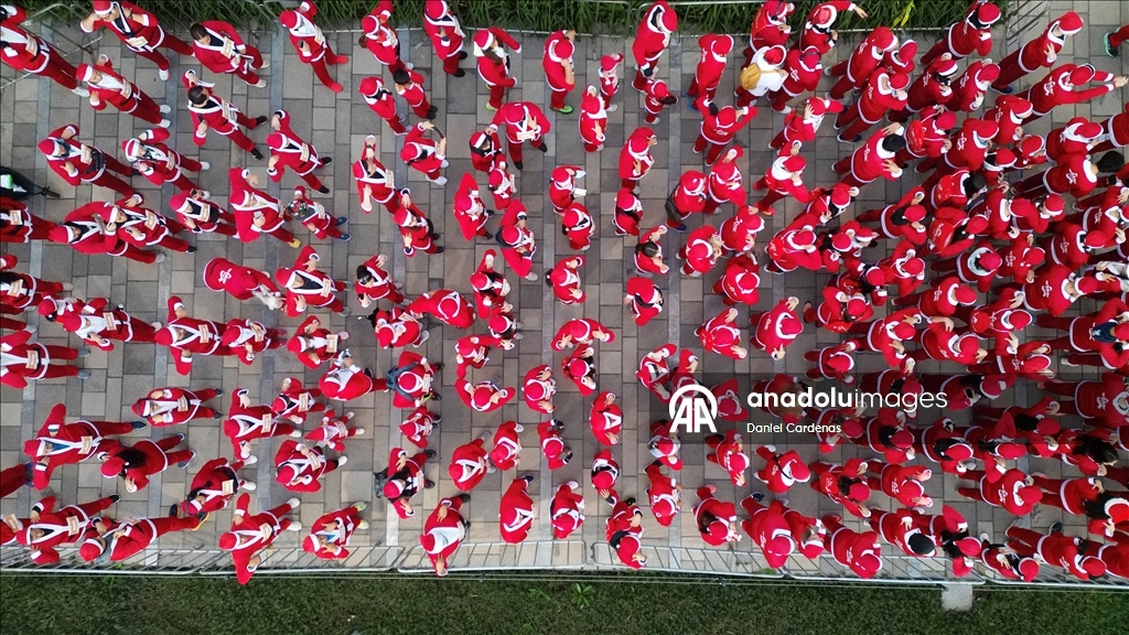 بالزي الأحمر.. مكسيكو سيتي تحتضن "سباق بابا نويل"