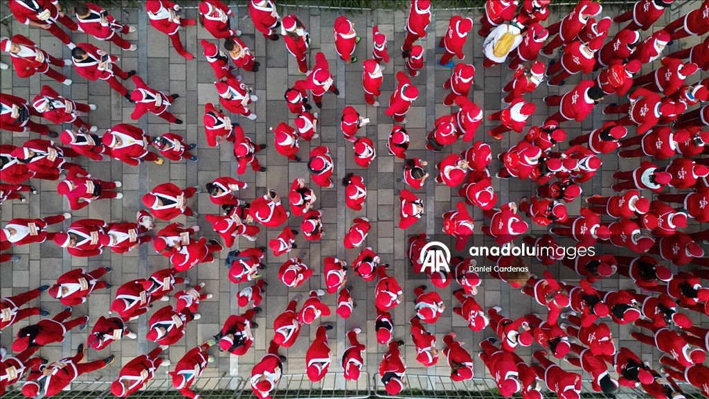 بالزي الأحمر.. مكسيكو سيتي تحتضن "سباق بابا نويل"