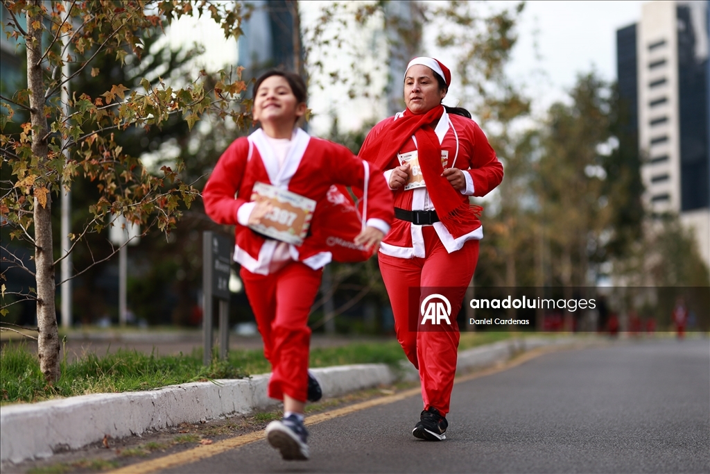 بالزي الأحمر.. مكسيكو سيتي تحتضن "سباق بابا نويل"