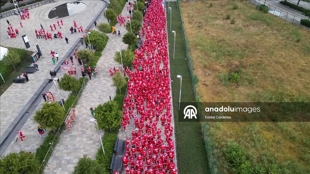 بالزي الأحمر.. مكسيكو سيتي تحتضن "سباق بابا نويل"