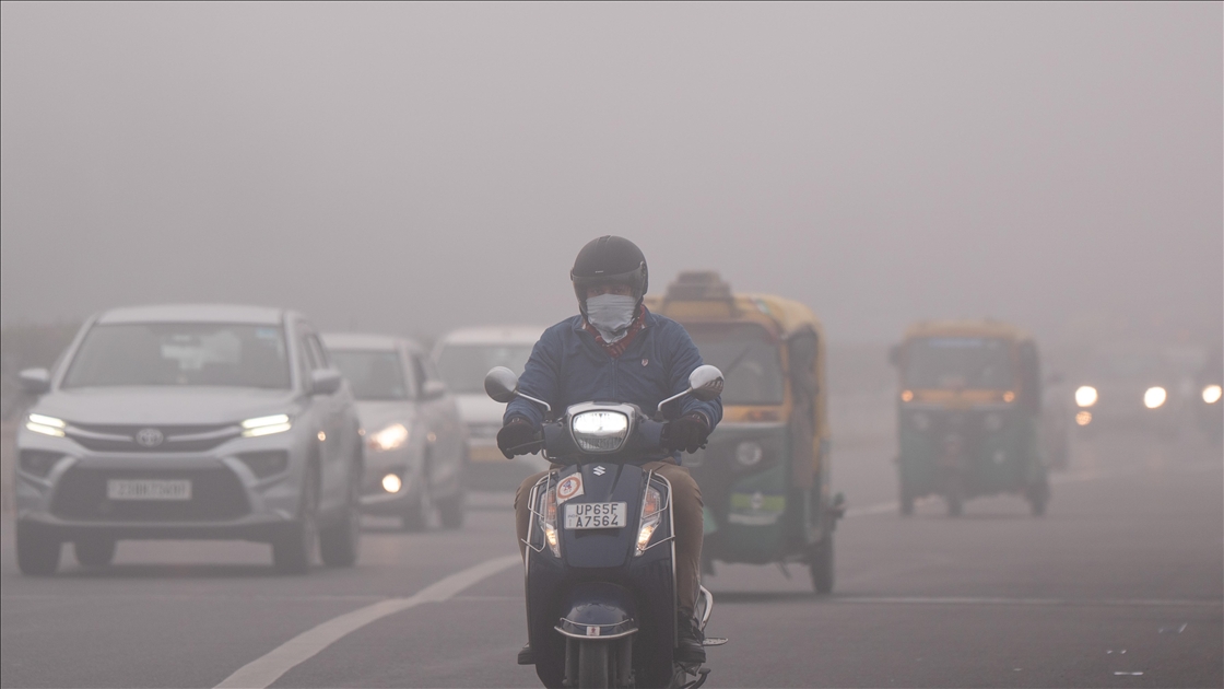 Hindistan’ın başkenti Yeni Delhi’de hava kirliliği tehlikeli seviyeye yaklaştı