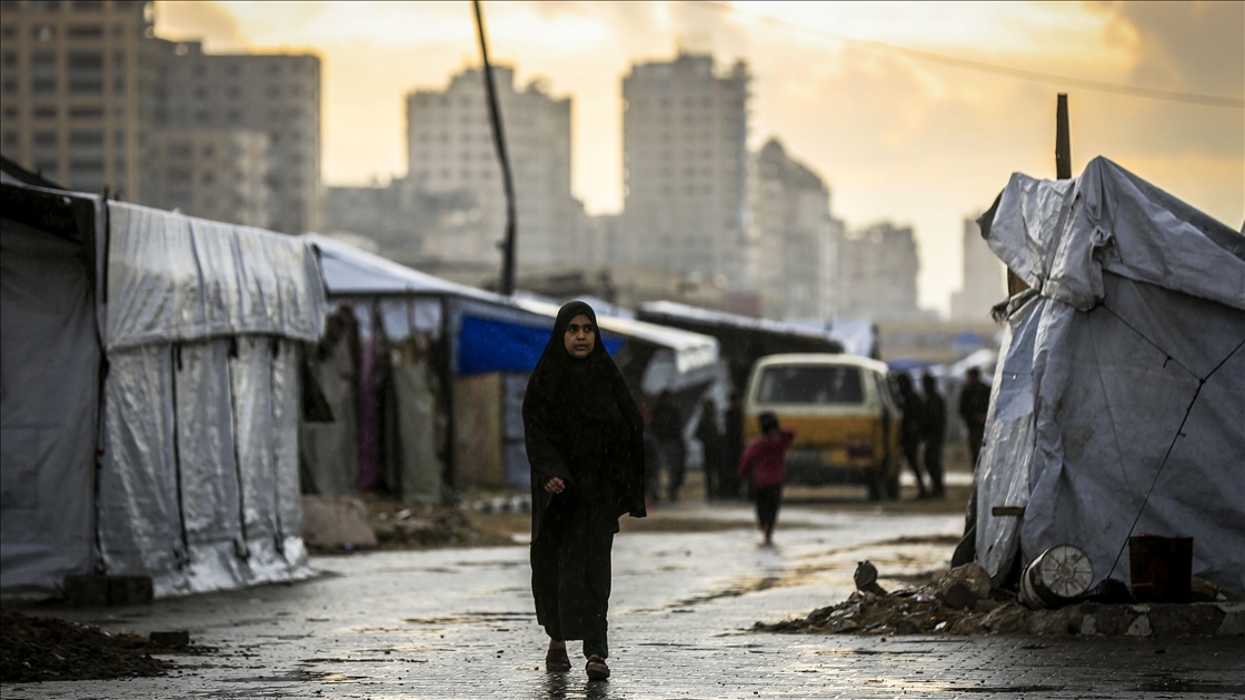 Gazze’de fırtına ve sağanak, yerinden edilen Filistinlilerin yaşam koşullarını daha da ağırlaştırdı