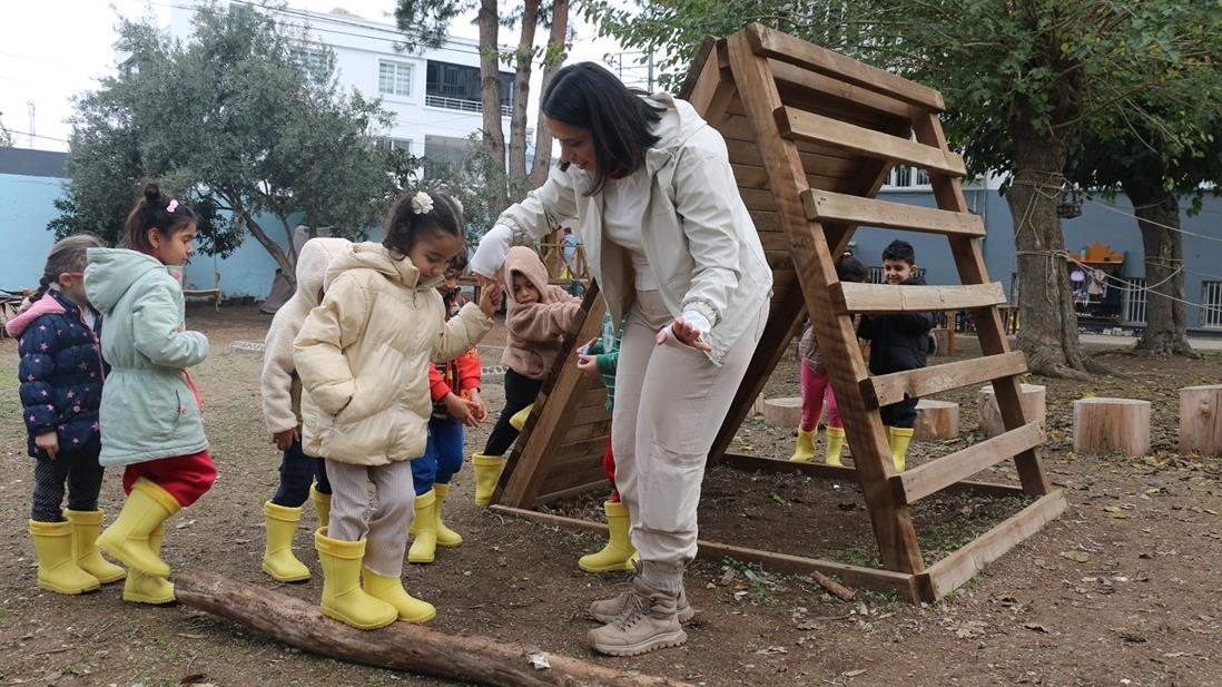 Okulun atıl bahçesini açık hava sınıfına dönüştürüp çocuklara doğayı sevdirdi
